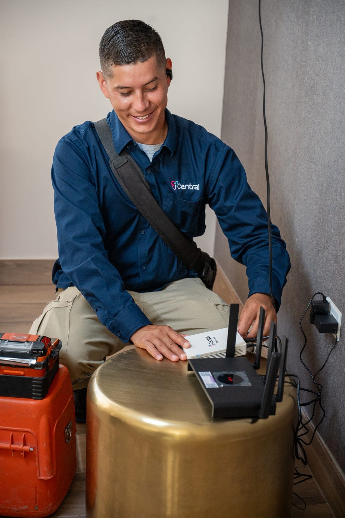 Técnico configurando equipo en domicilio.