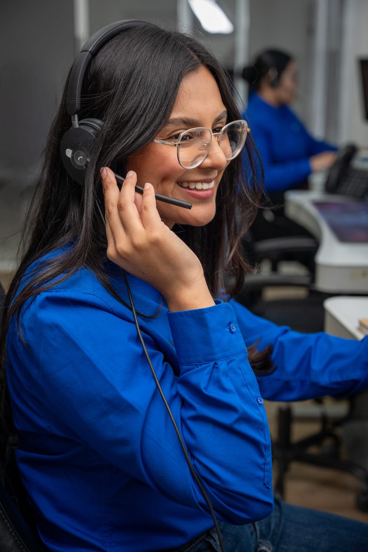 Agente de atención con headset.