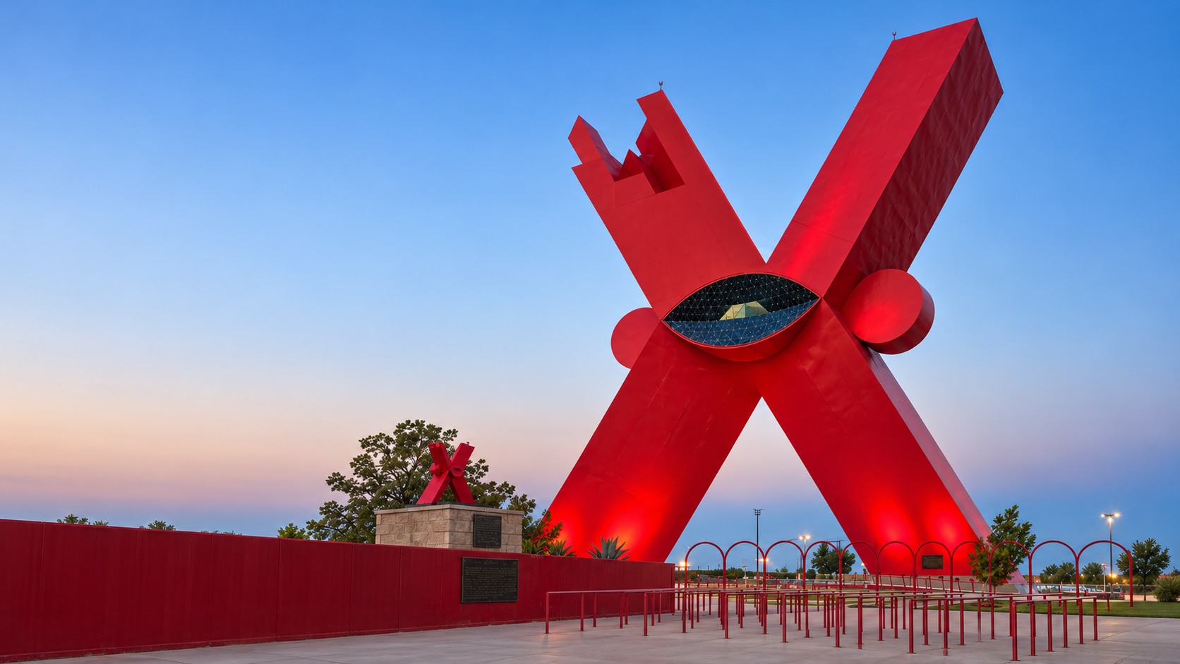 Monumento a la Mexicanidad en Ciudad Juárez al atardecer.